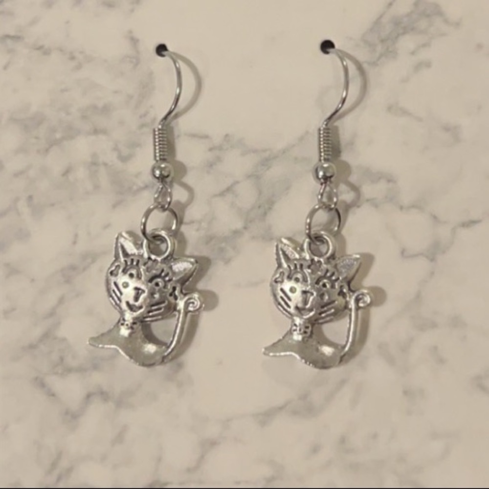 🔴Handmade Silver Cat Earrings🐱 - Picture 2 of 3